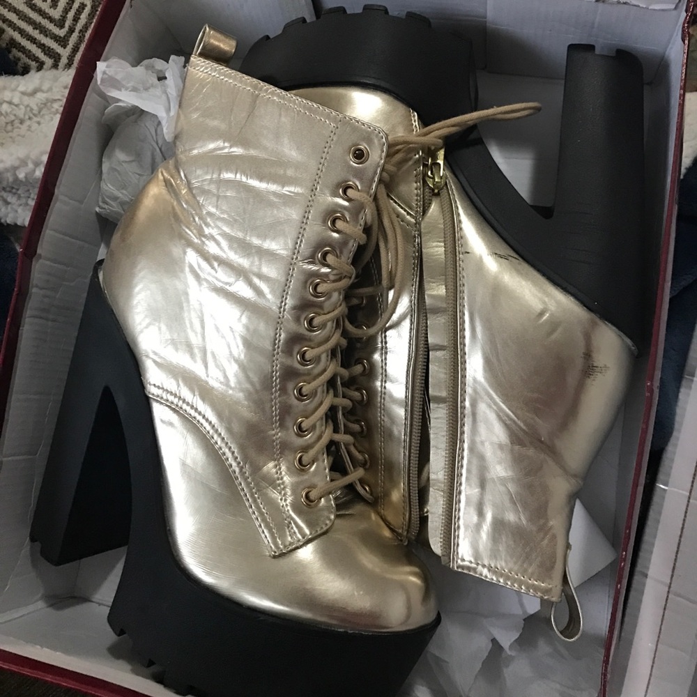 Breckelles Platform Combat Boot - Gold. Sz 10